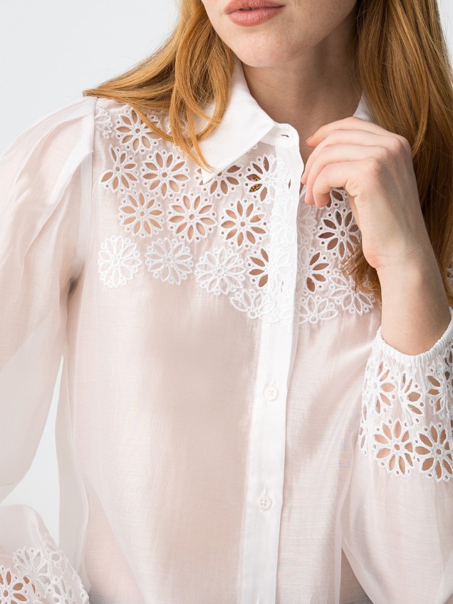 Camisa com Bordado Perfurado Floral