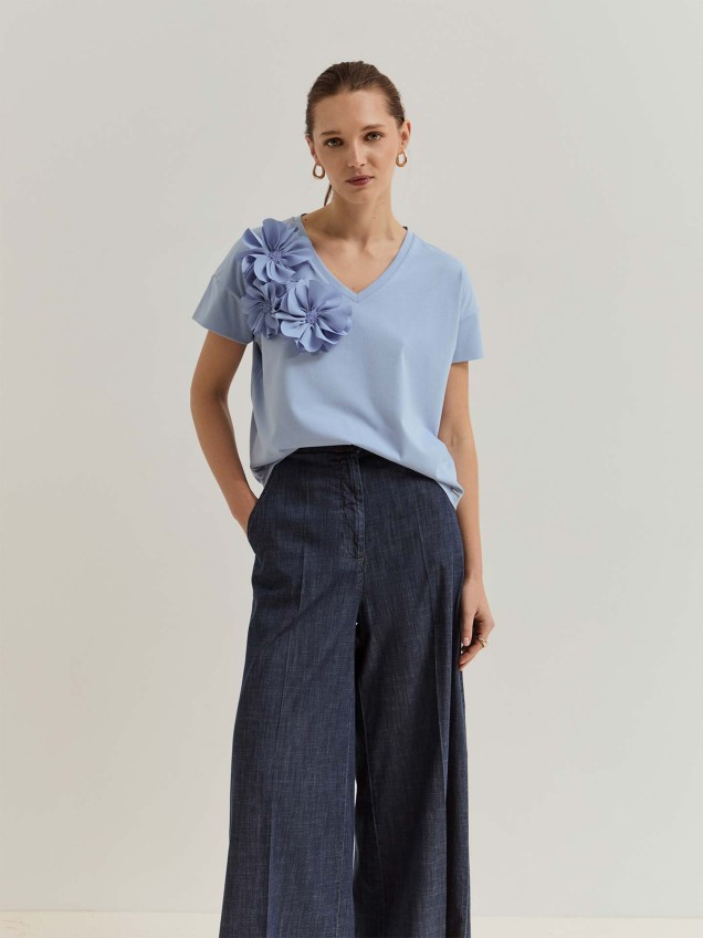 T-shirt com Aplicação de Flores