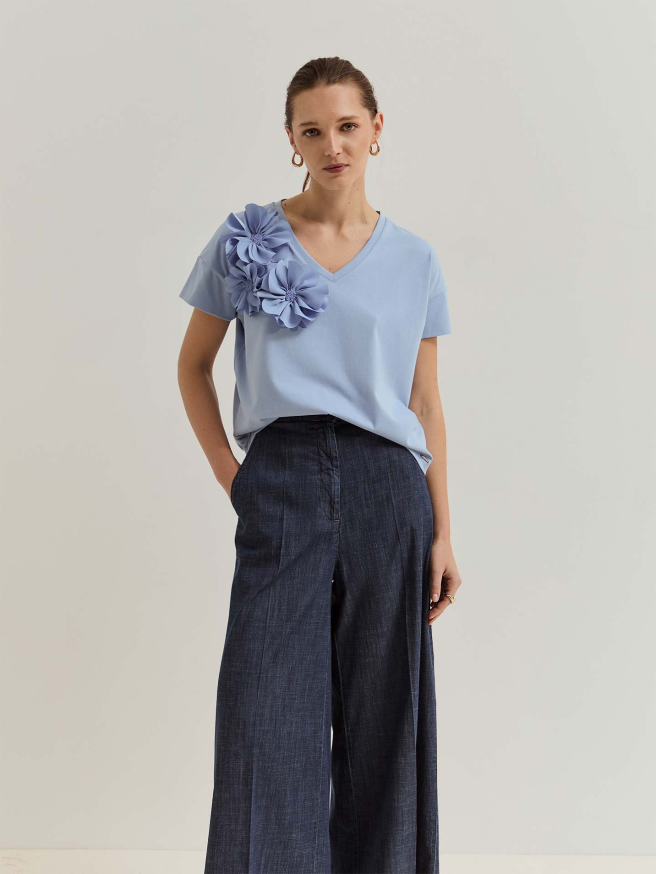 T-shirt com Aplicação de Flores