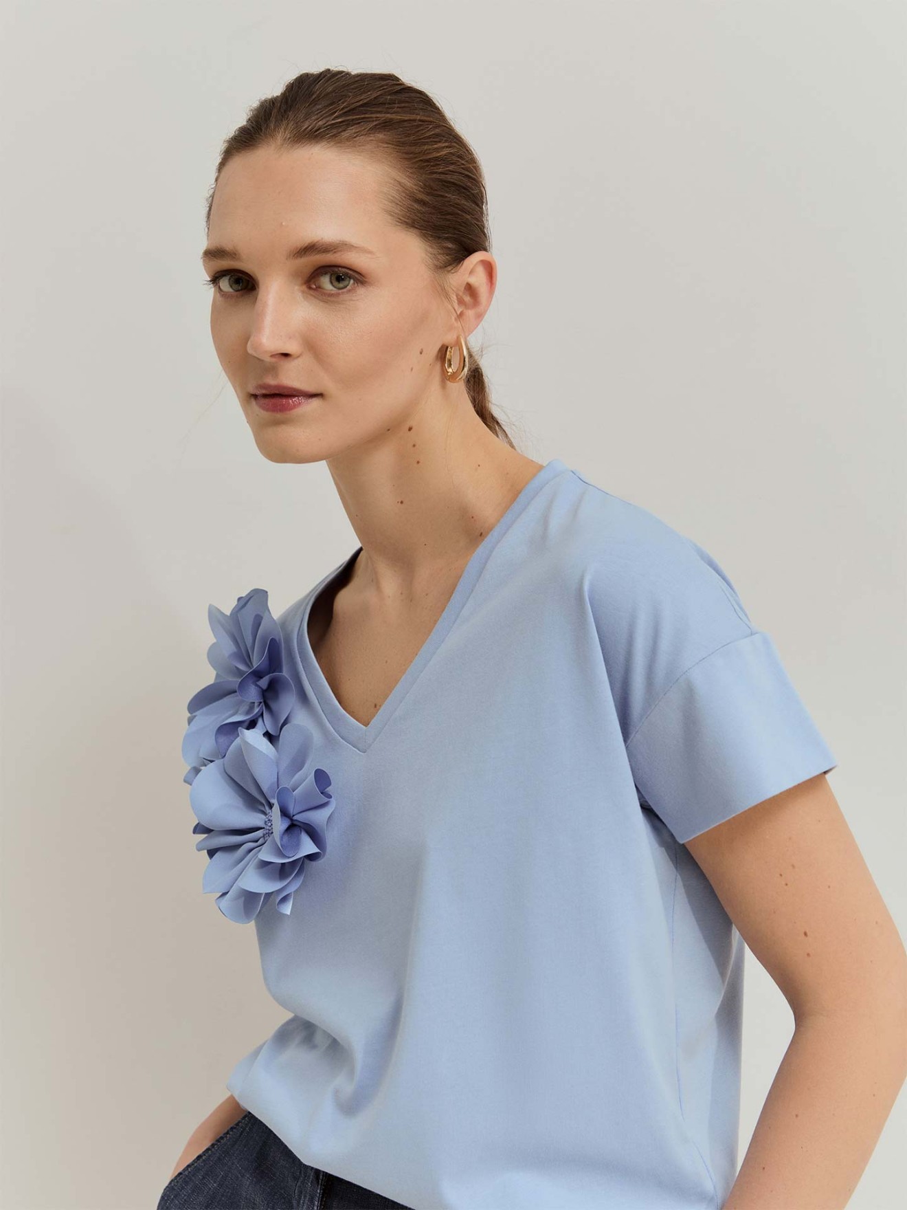 T-shirt com Aplicação de Flores