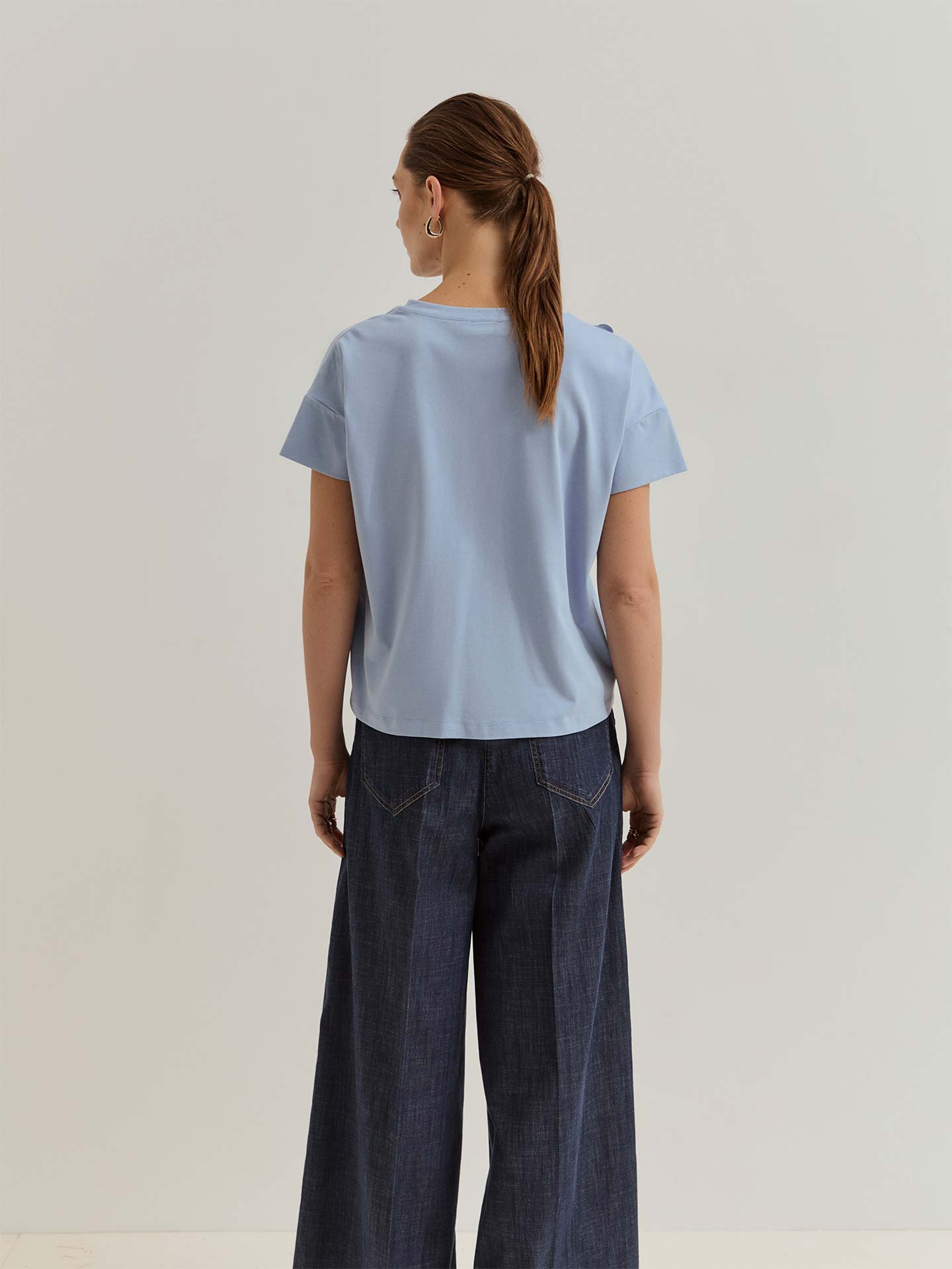 T-shirt com Aplicação de Flores