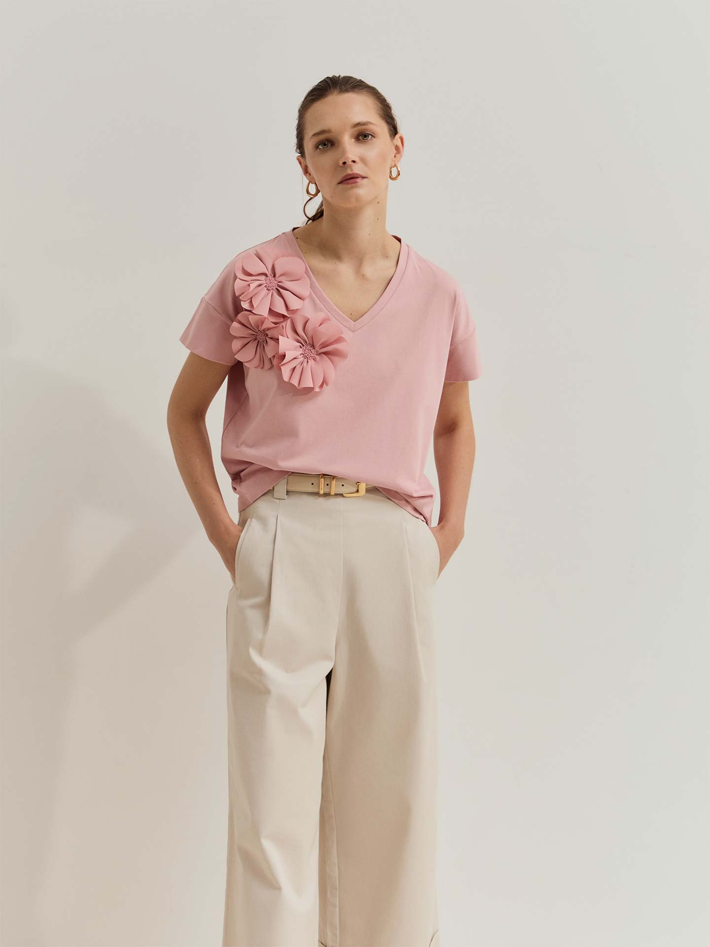 T-shirt com Aplicação de Flores