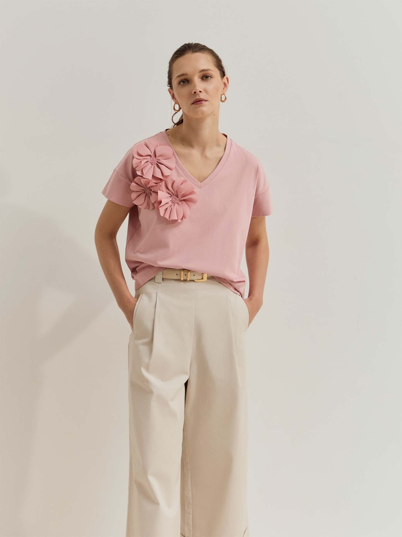 T-shirt com Aplica��o de Flores
