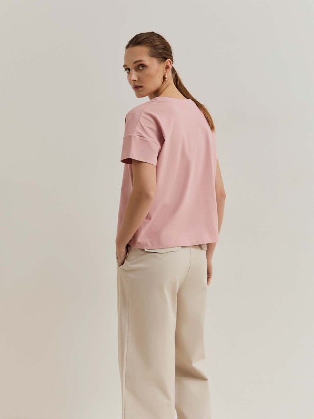 T-shirt com Aplicação de Flores
