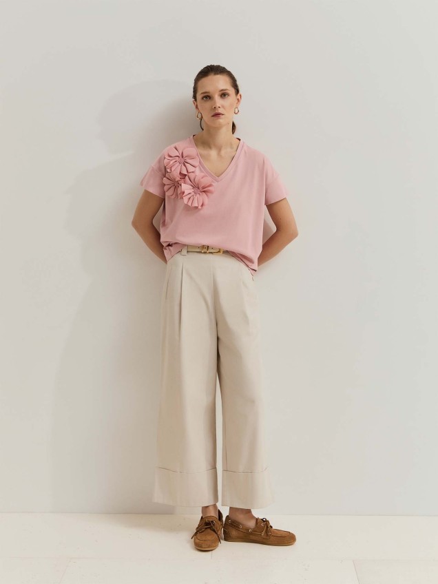 T-shirt com Aplicação de Flores
