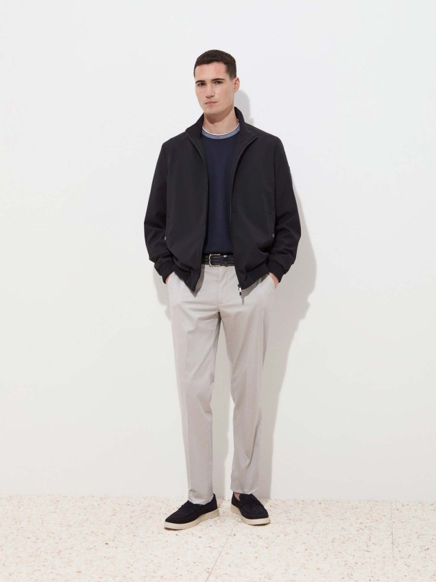 Blusão em Tecido Técnico com Gola Alta