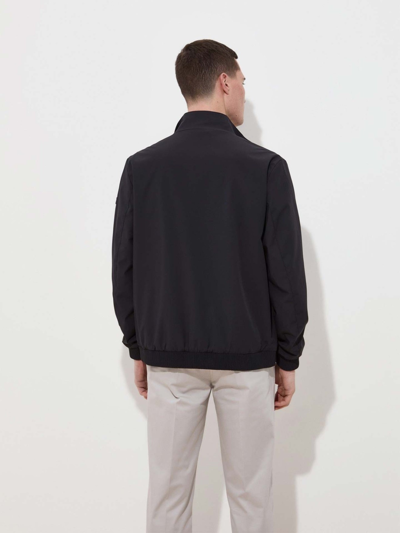 Blus�o em Tecido T�cnico com Gola Alta