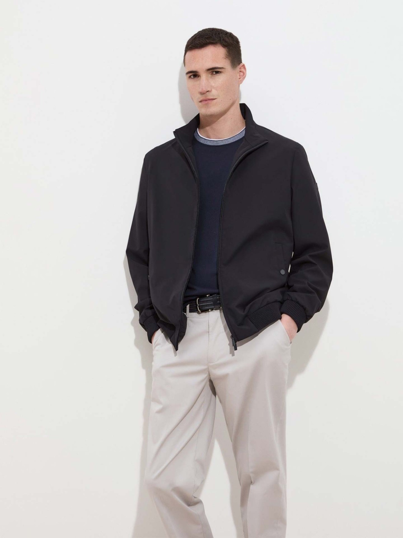 Blus�o em Tecido T�cnico com Gola Alta