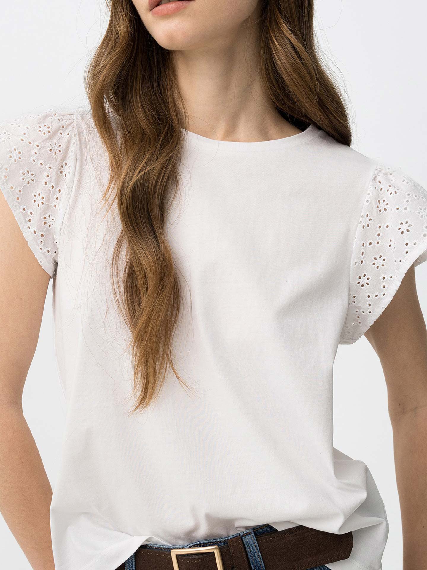 T-shirt com Manga Rendada em Folho