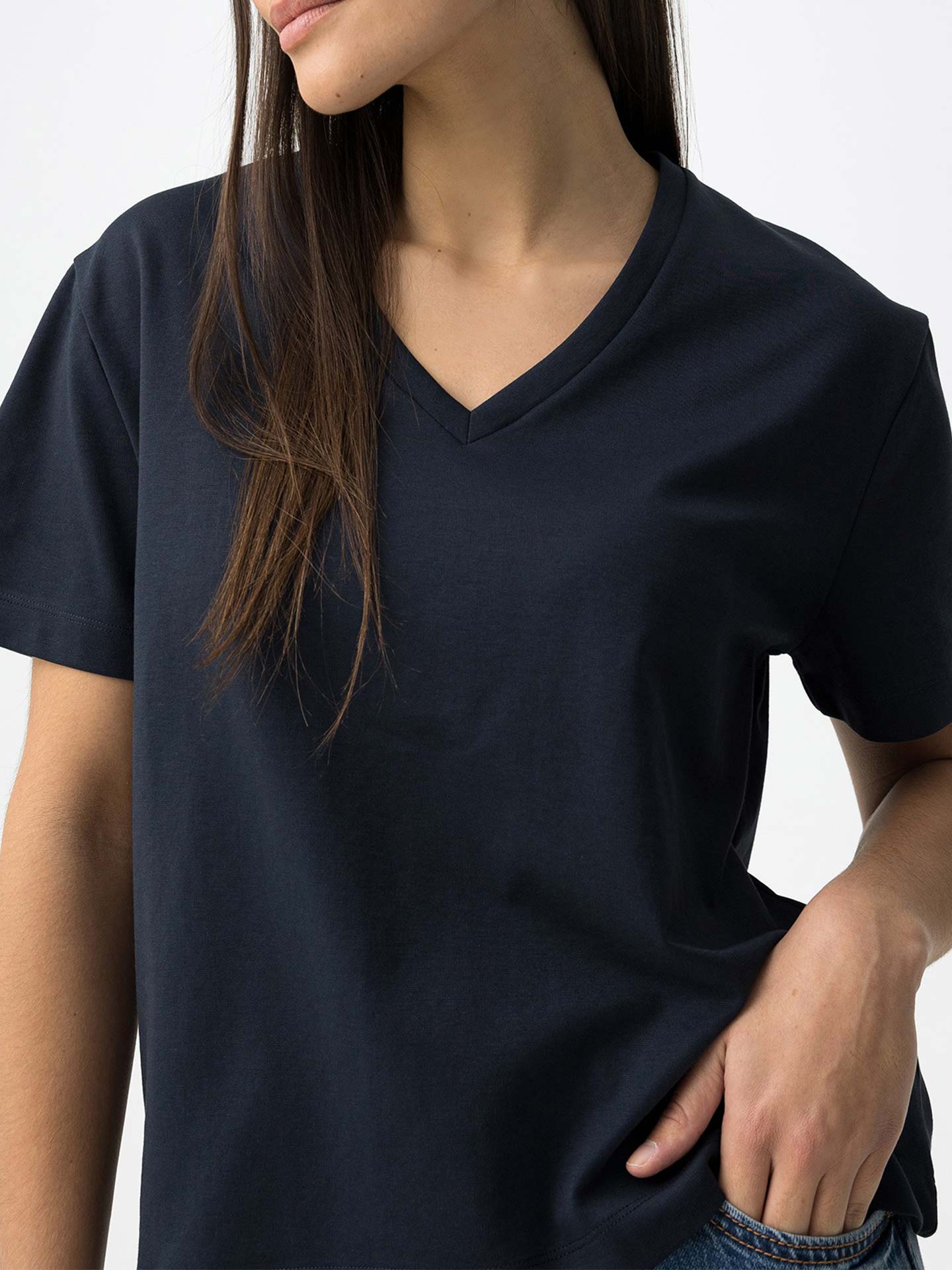 T-Shirt com Decote em V