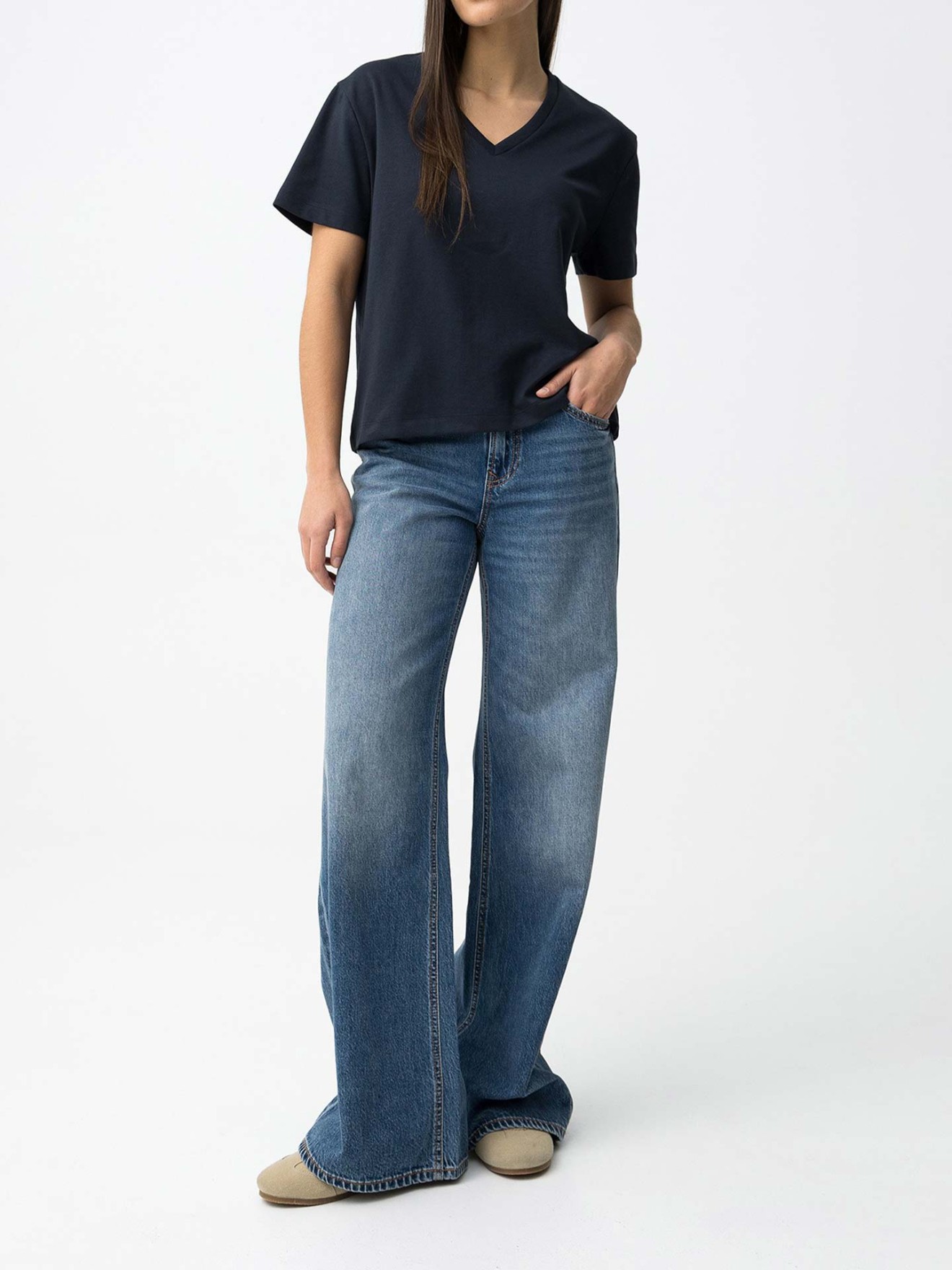T-Shirt com Decote em V