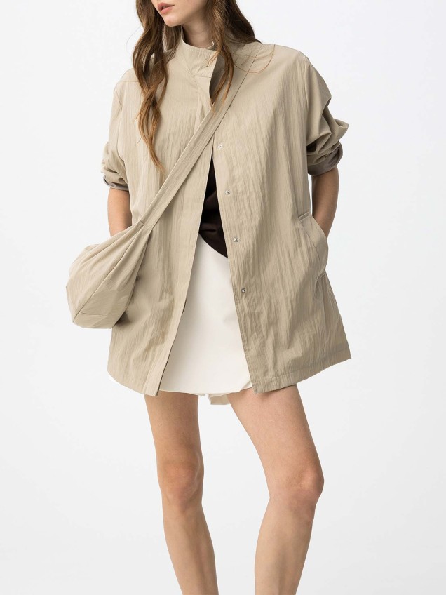 Parka Leve com Gola Subida