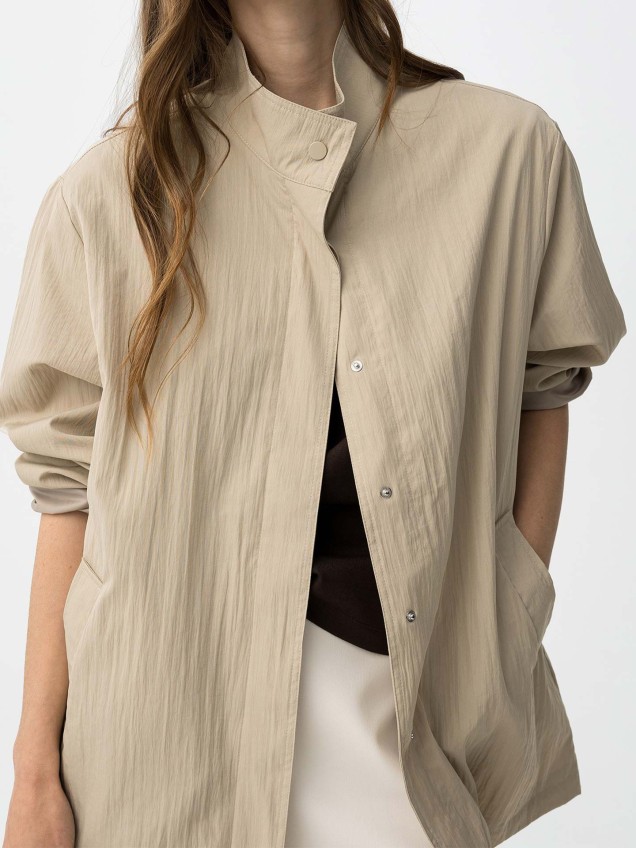 Parka Leve com Gola Subida