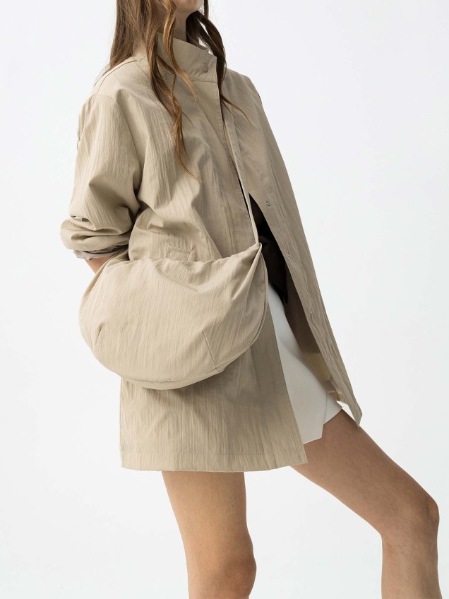 Parka Leve com Gola Subida