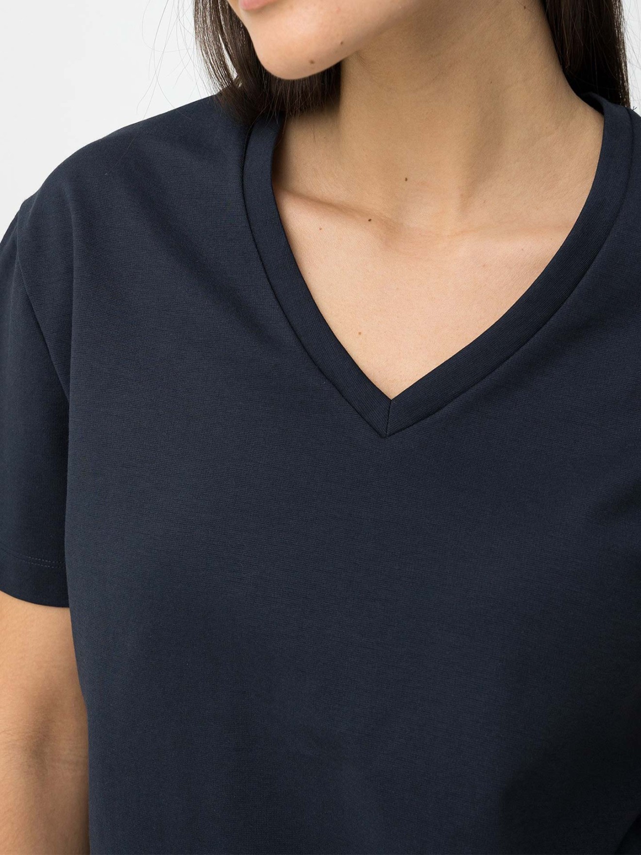T-Shirt com Decote em V