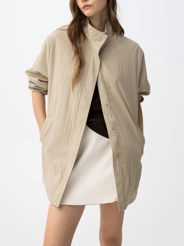 Parka Leve com Gola Subida