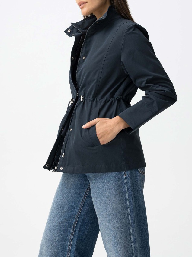 Parka com Gola Subida e Cintura Ajustável