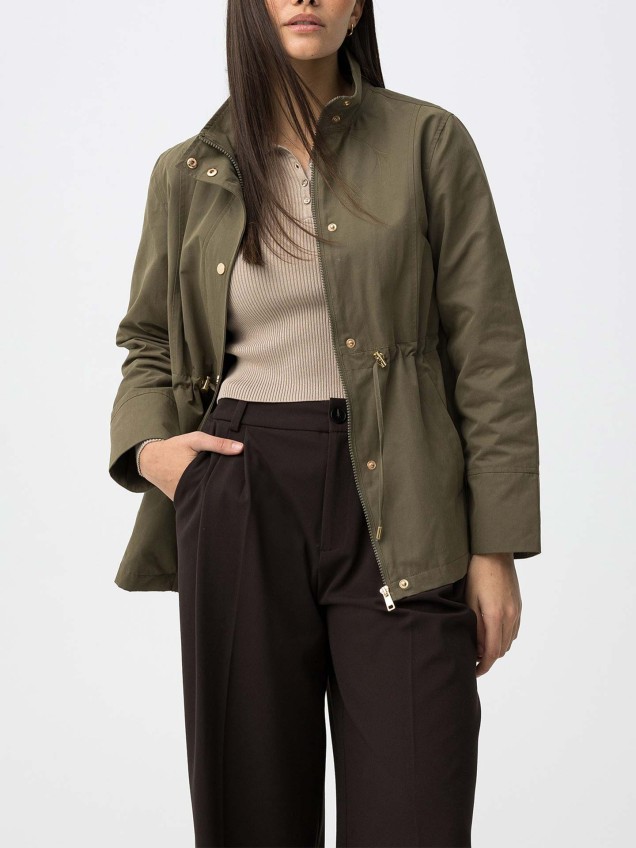 Parka com Gola Subida e Cintura Ajustável
