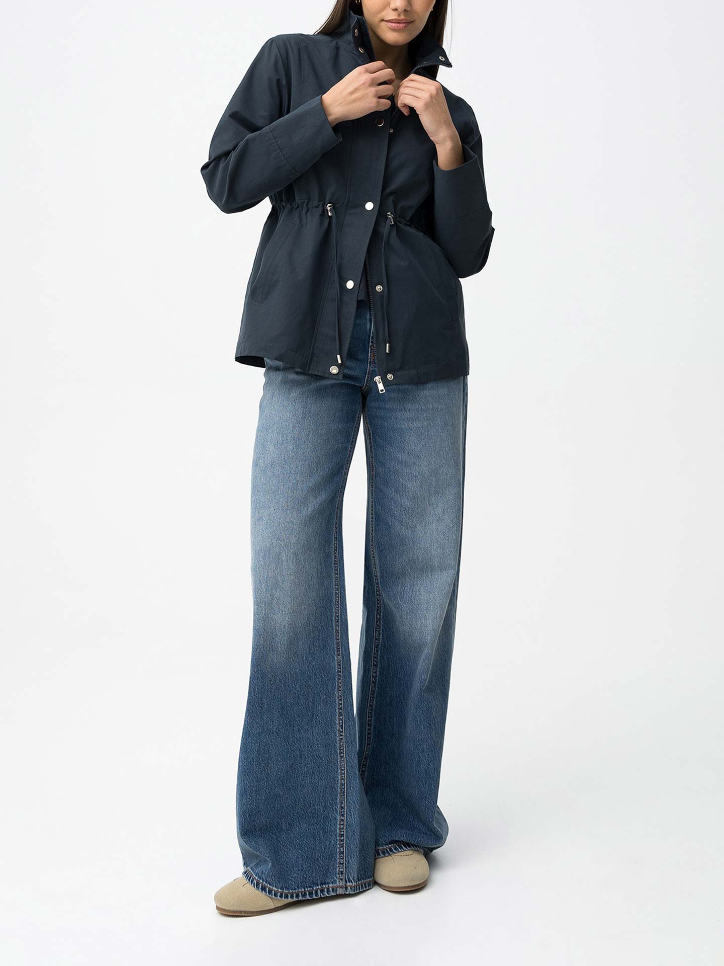 Parka com Gola Subida e Cintura Ajustável