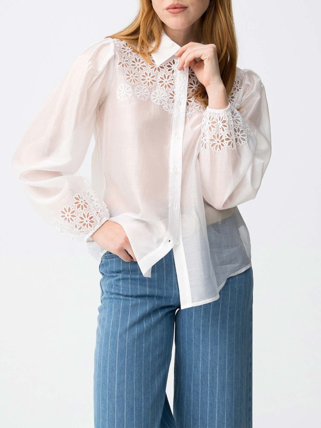 Camisa com Bordado Perfurado Floral