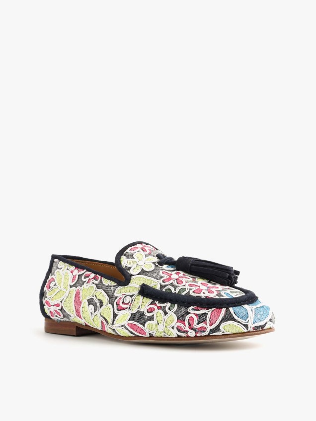 Mocassins com Bordado Floral e Borlas