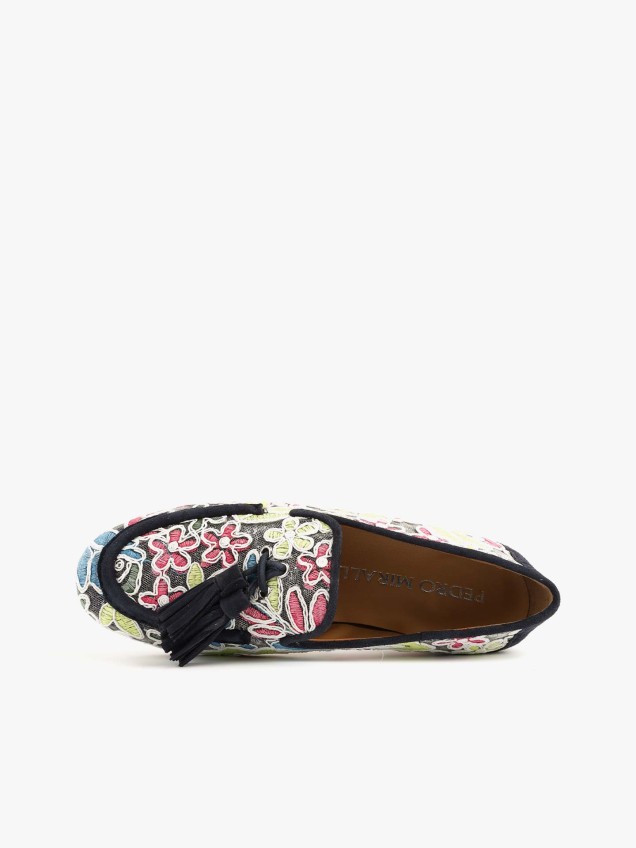 Mocassins com Bordado Floral e Borlas