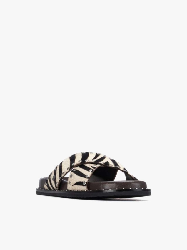 Chinelas Rasas em Pele
