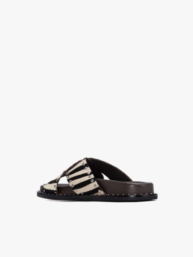 Chinelas Rasas em Pele