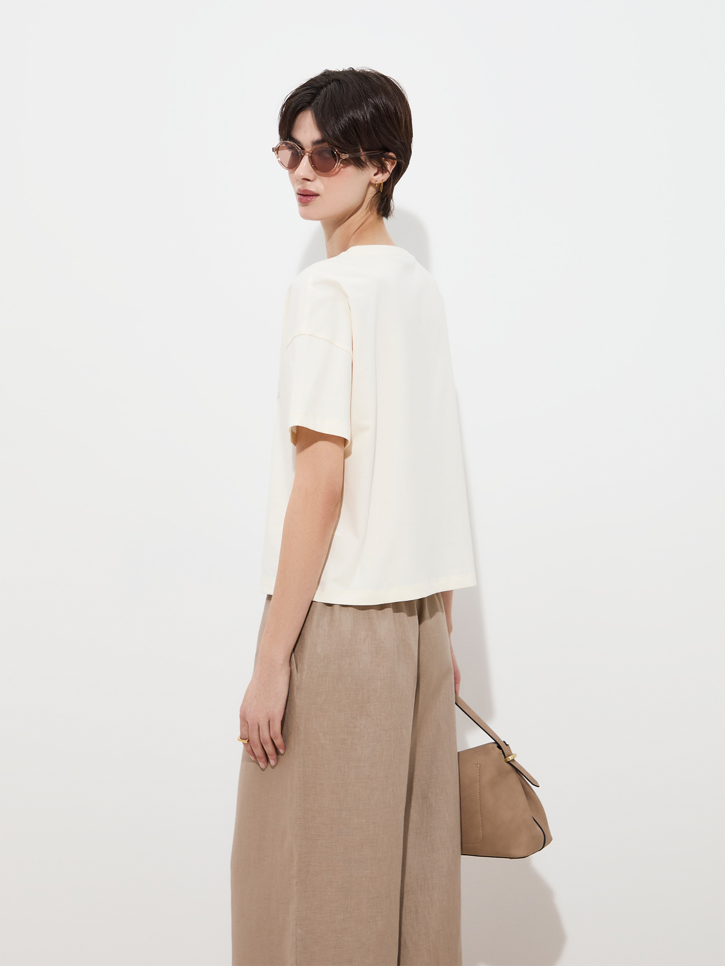 T-shirt com Bordado de Folhas e Lantejoulas