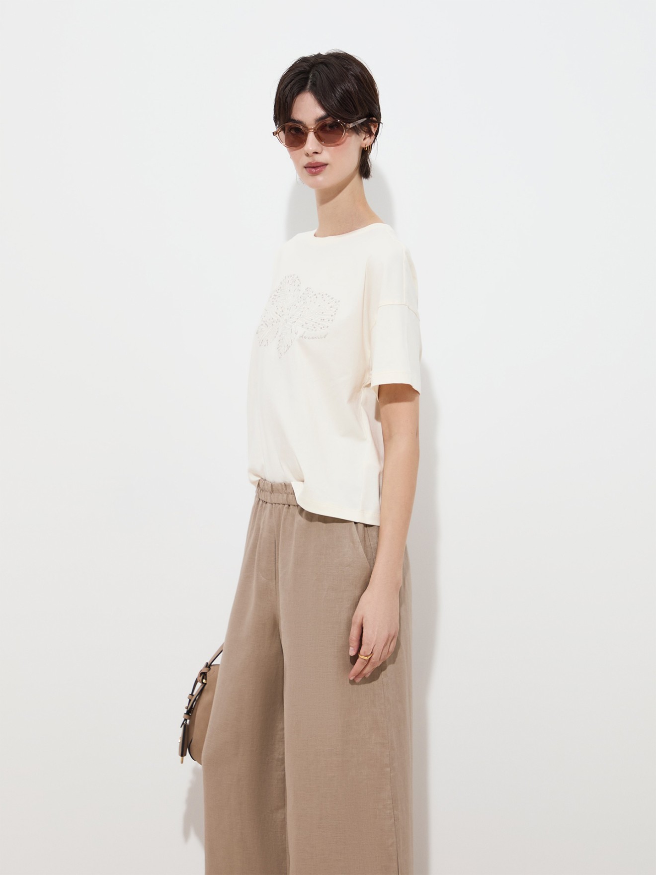 T-shirt com Bordado de Folhas e Lantejoulas