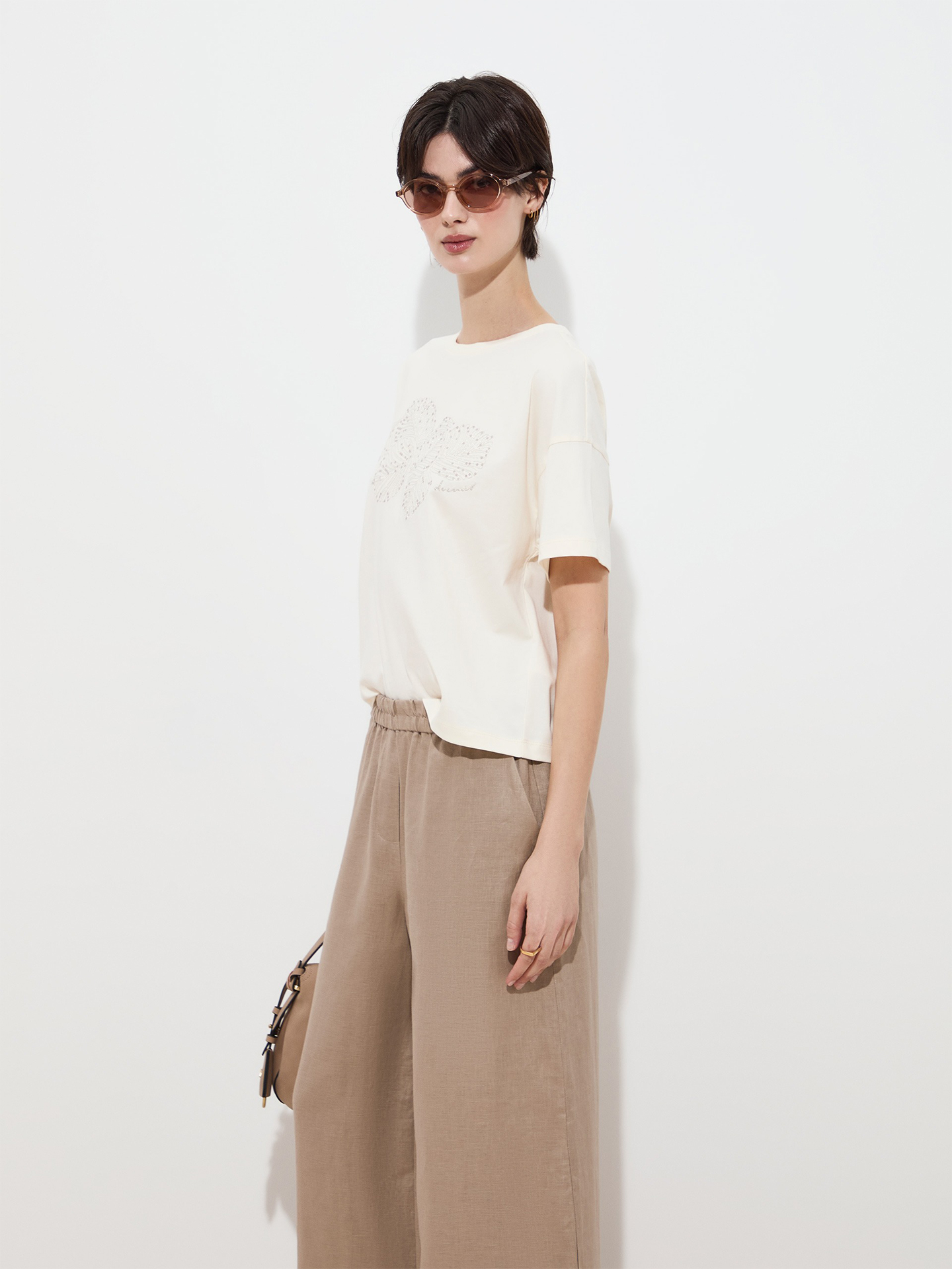 T-shirt com Bordado de Folhas e Lantejoulas