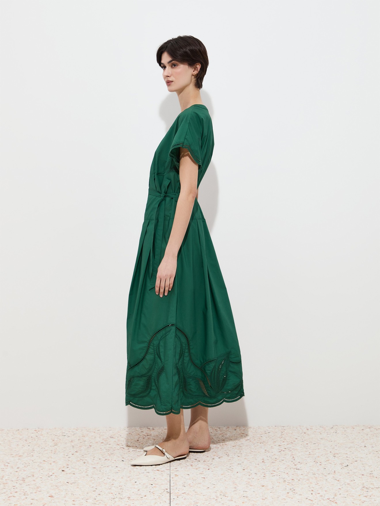 Vestido Midi com Bordado Inglês