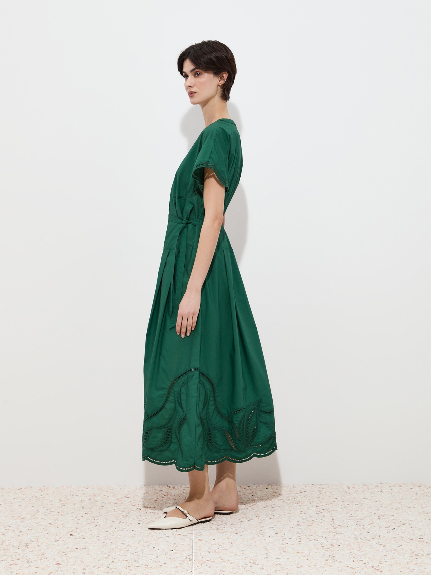 Vestido Midi com Bordado Inglês