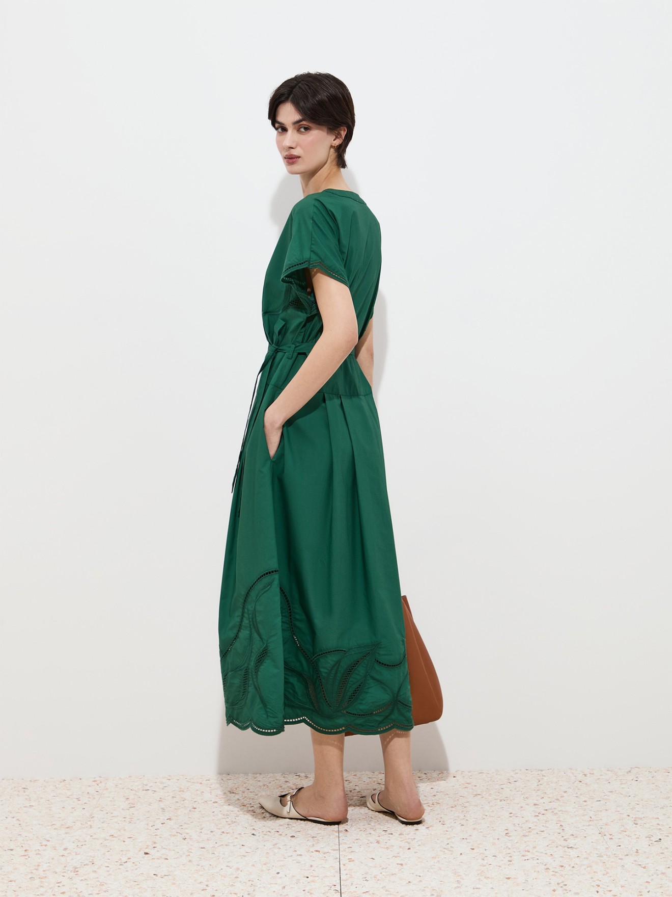Vestido Midi com Bordado Inglês