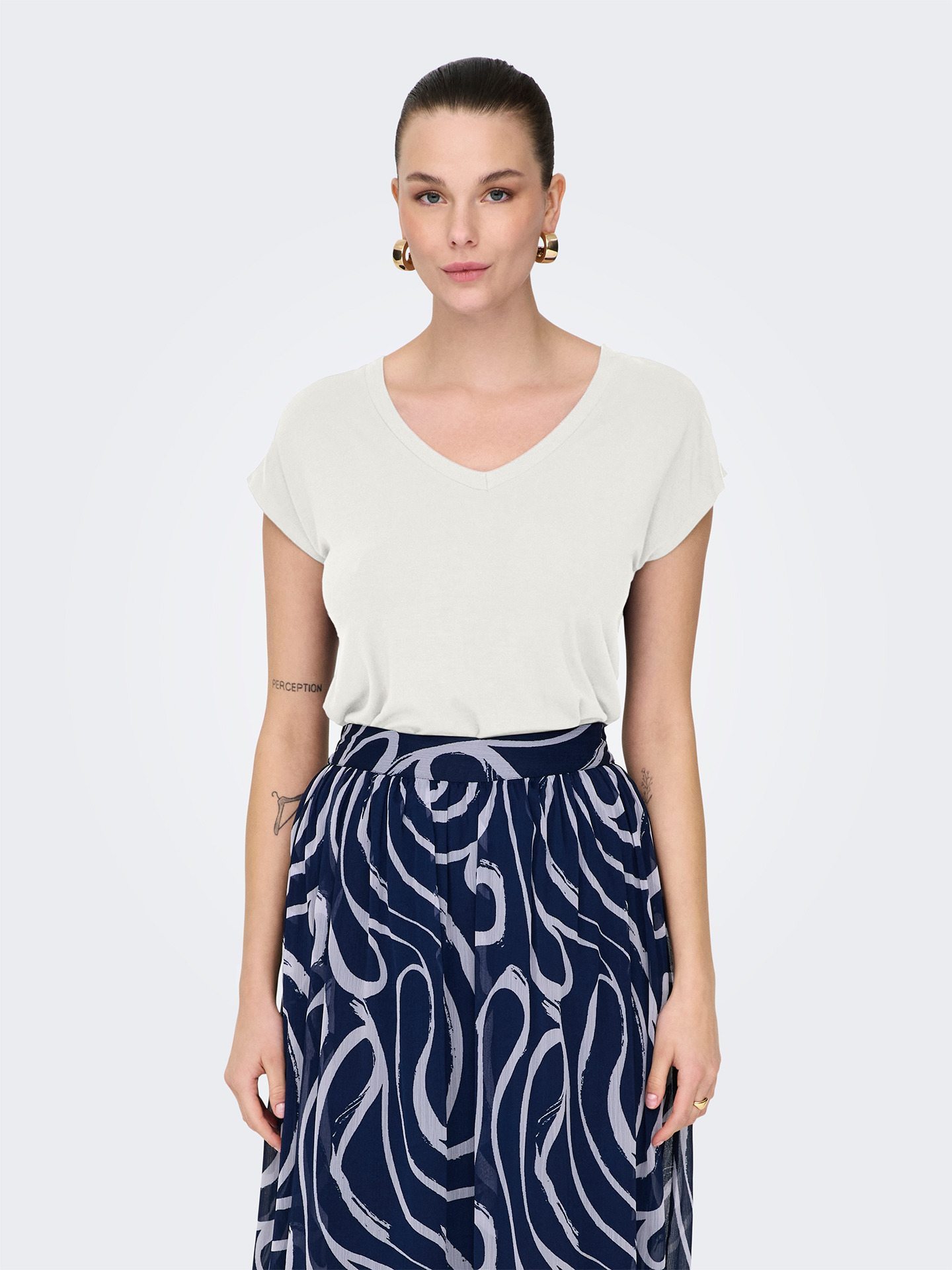 T-shirt com Decote em V