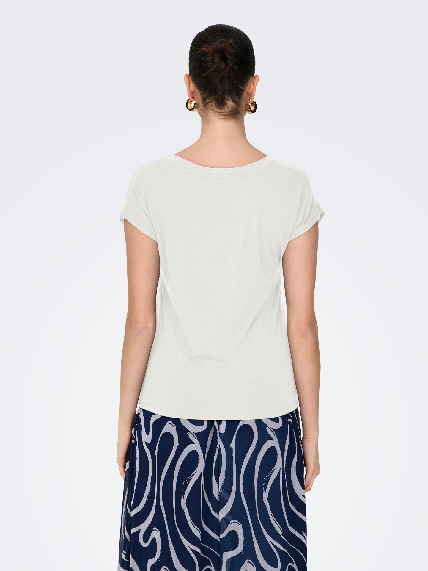 T-shirt com Decote em V