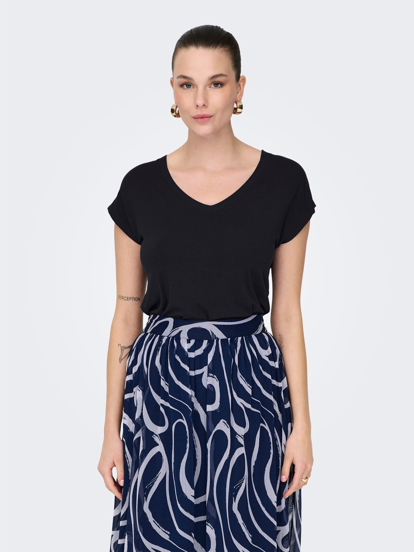 T-shirt com Decote em V