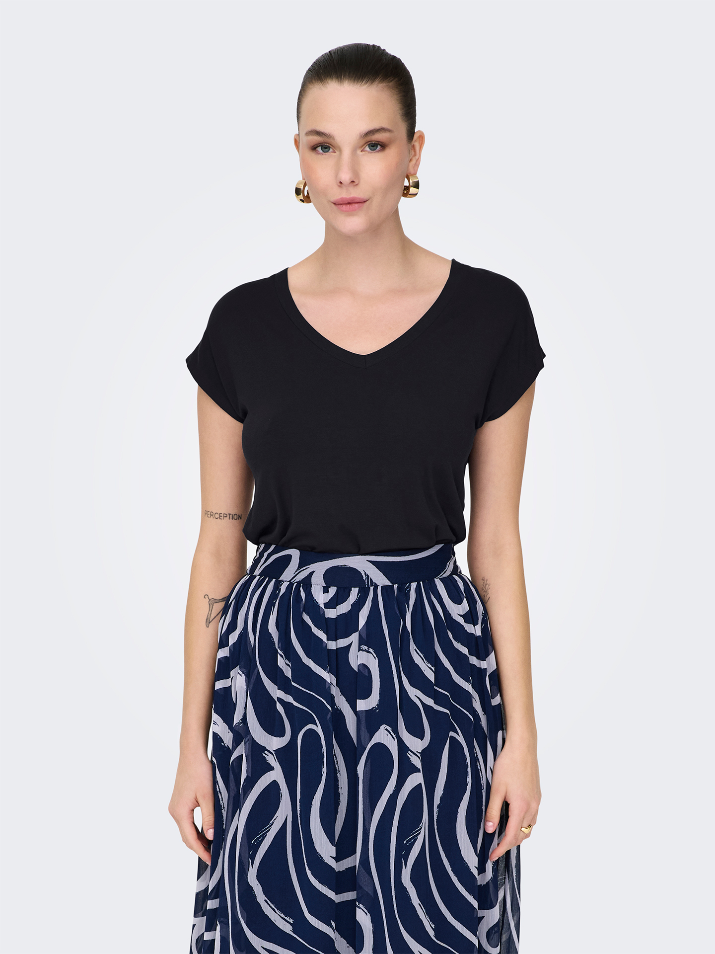 T-shirt com Decote em V