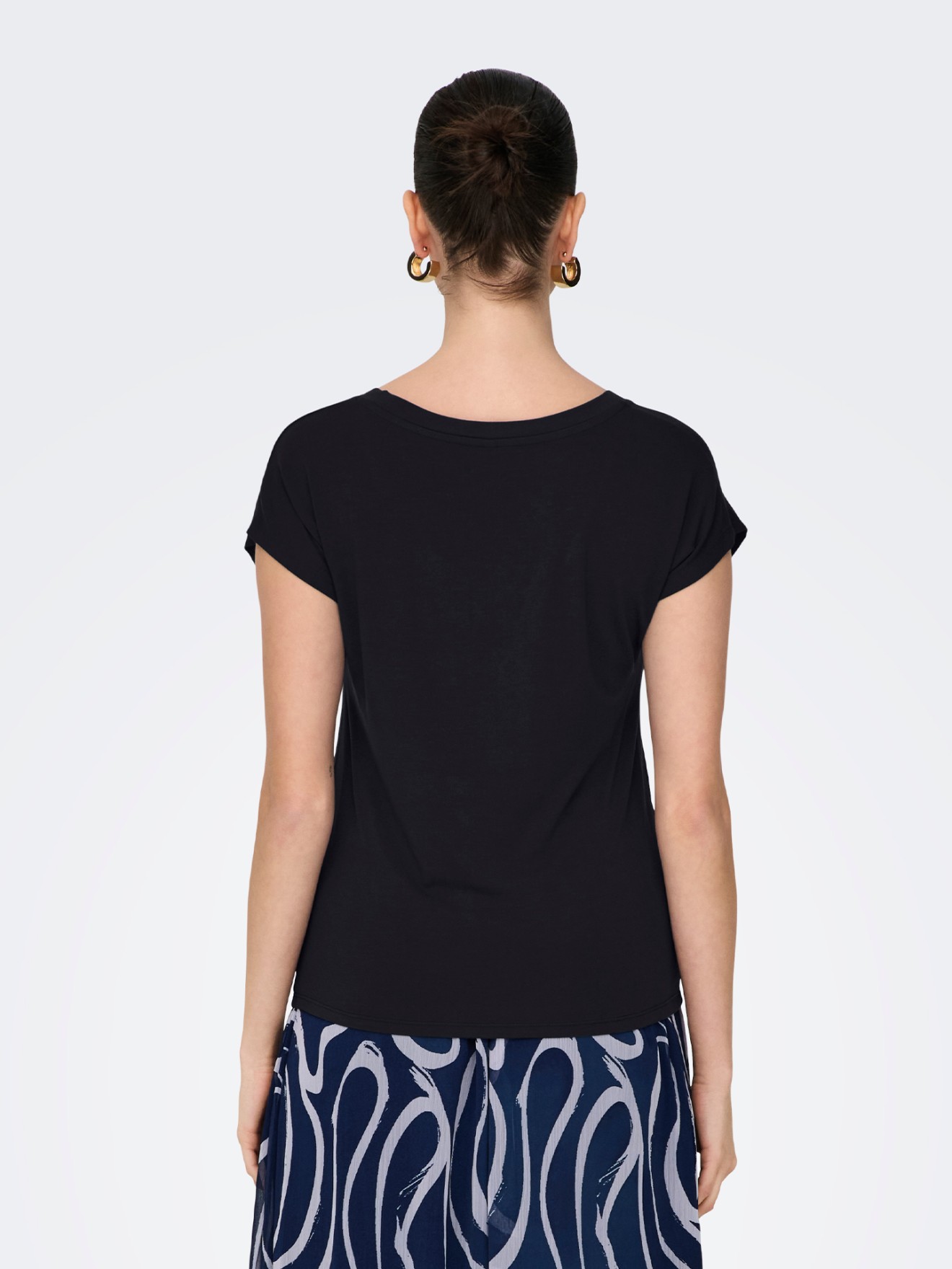 T-shirt com Decote em V