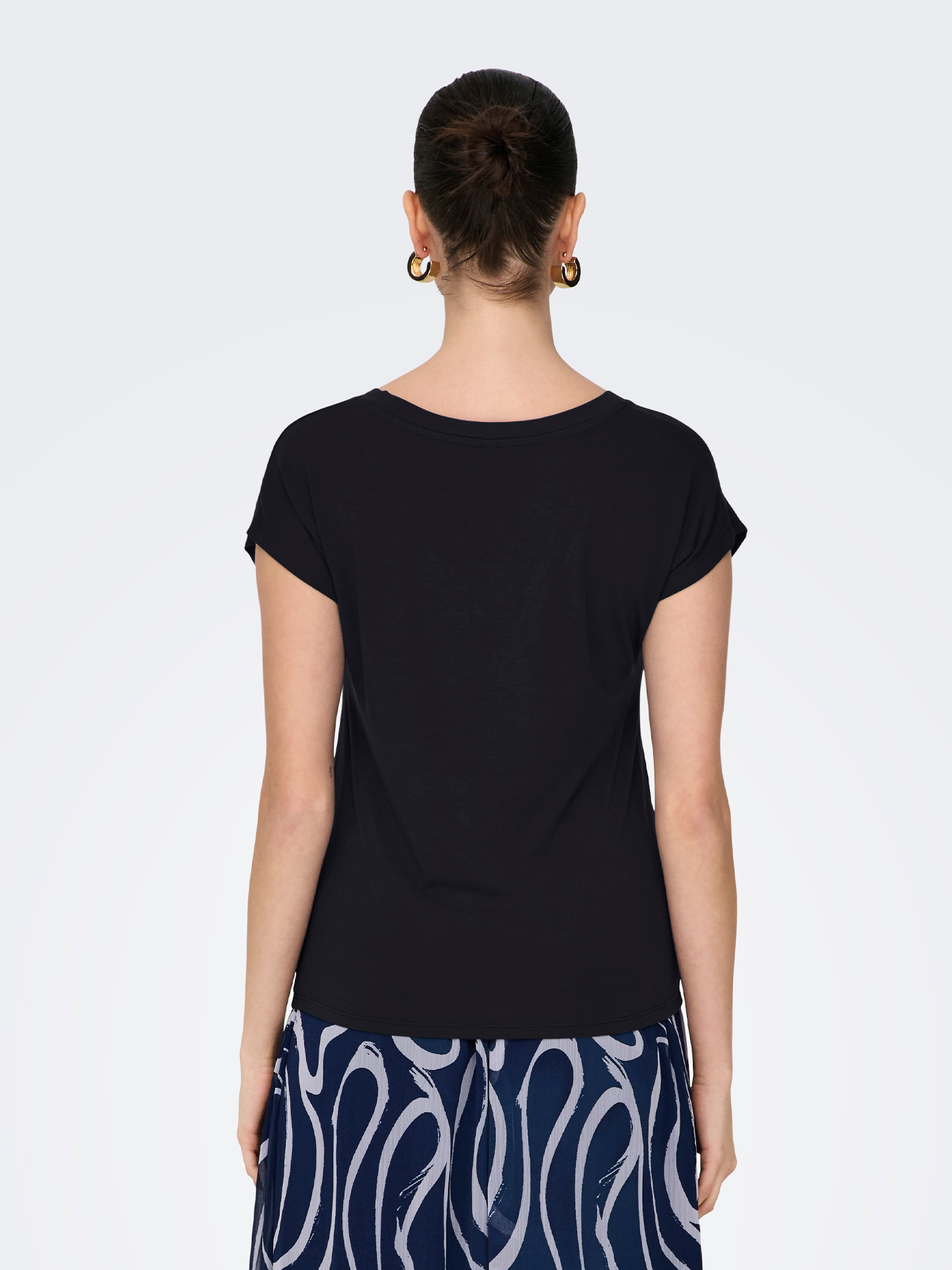 T-shirt com Decote em V
