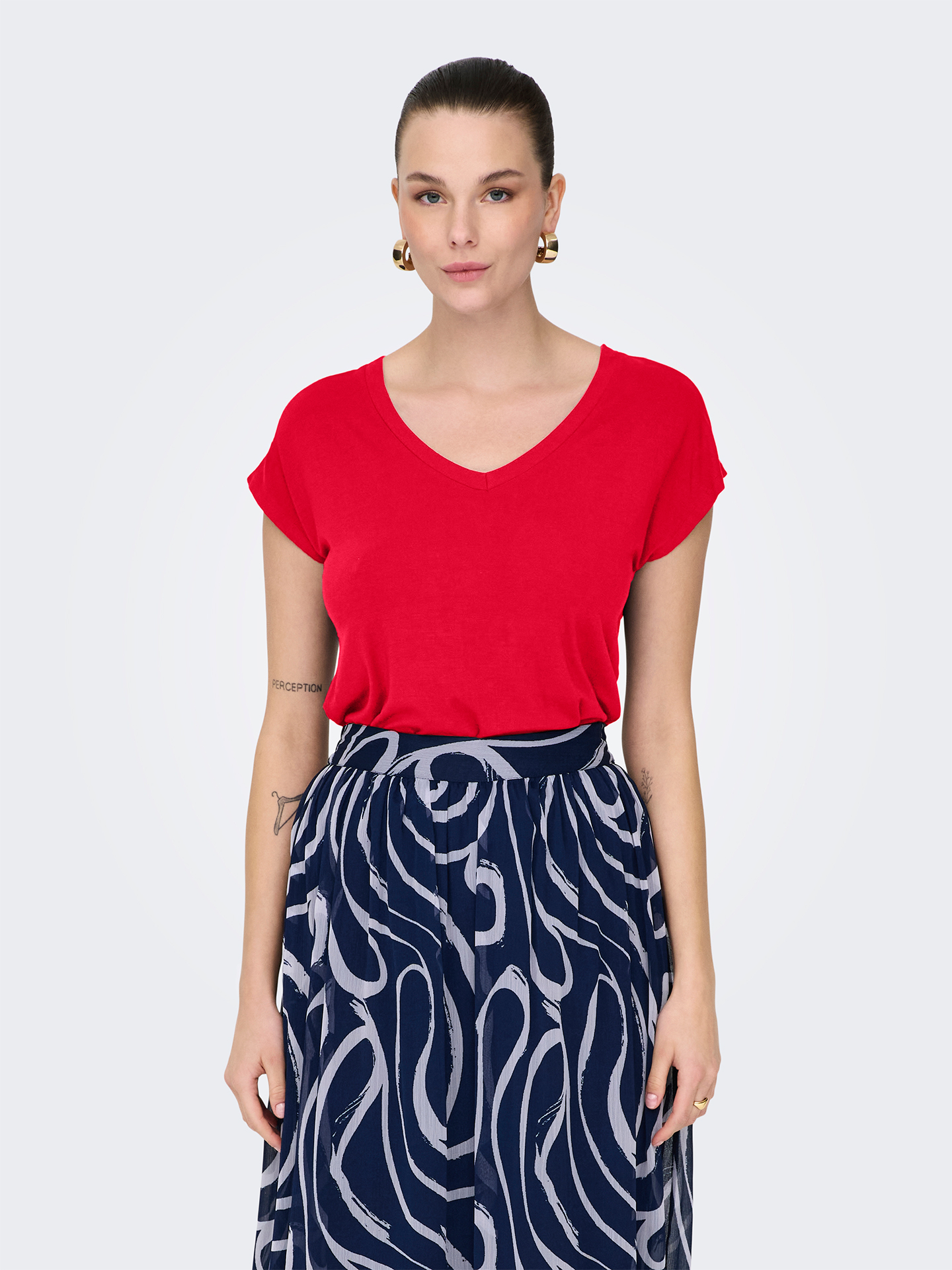 T-shirt com Decote em V
