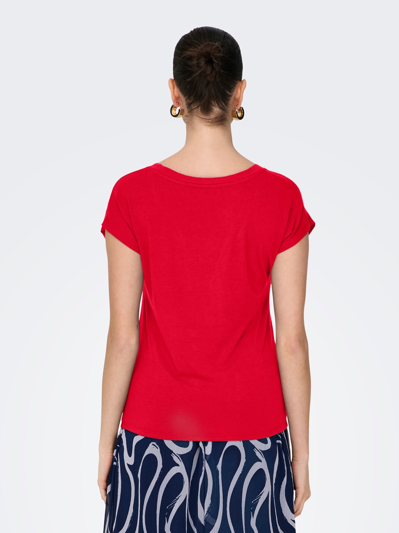 T-shirt com Decote em V