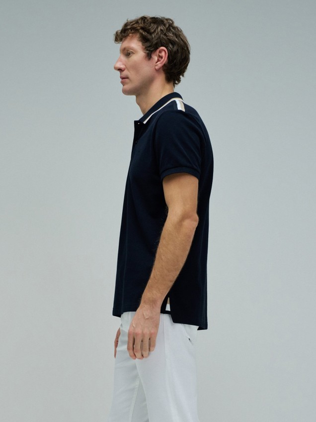 Polo com Detalhe de Riscas no Colarinho