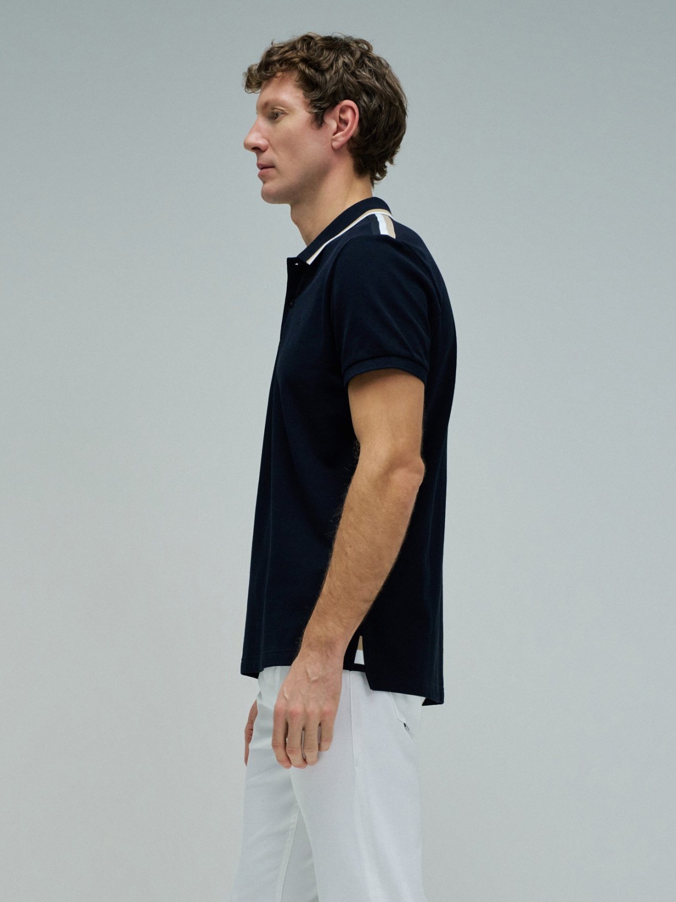 Polo com Detalhe de Riscas no Colarinho
