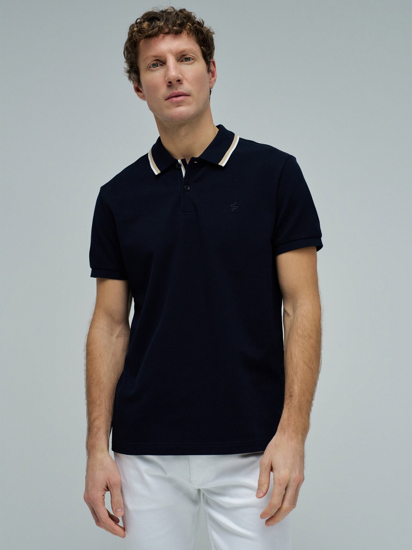Polo com Detalhe de Riscas no Colarinho