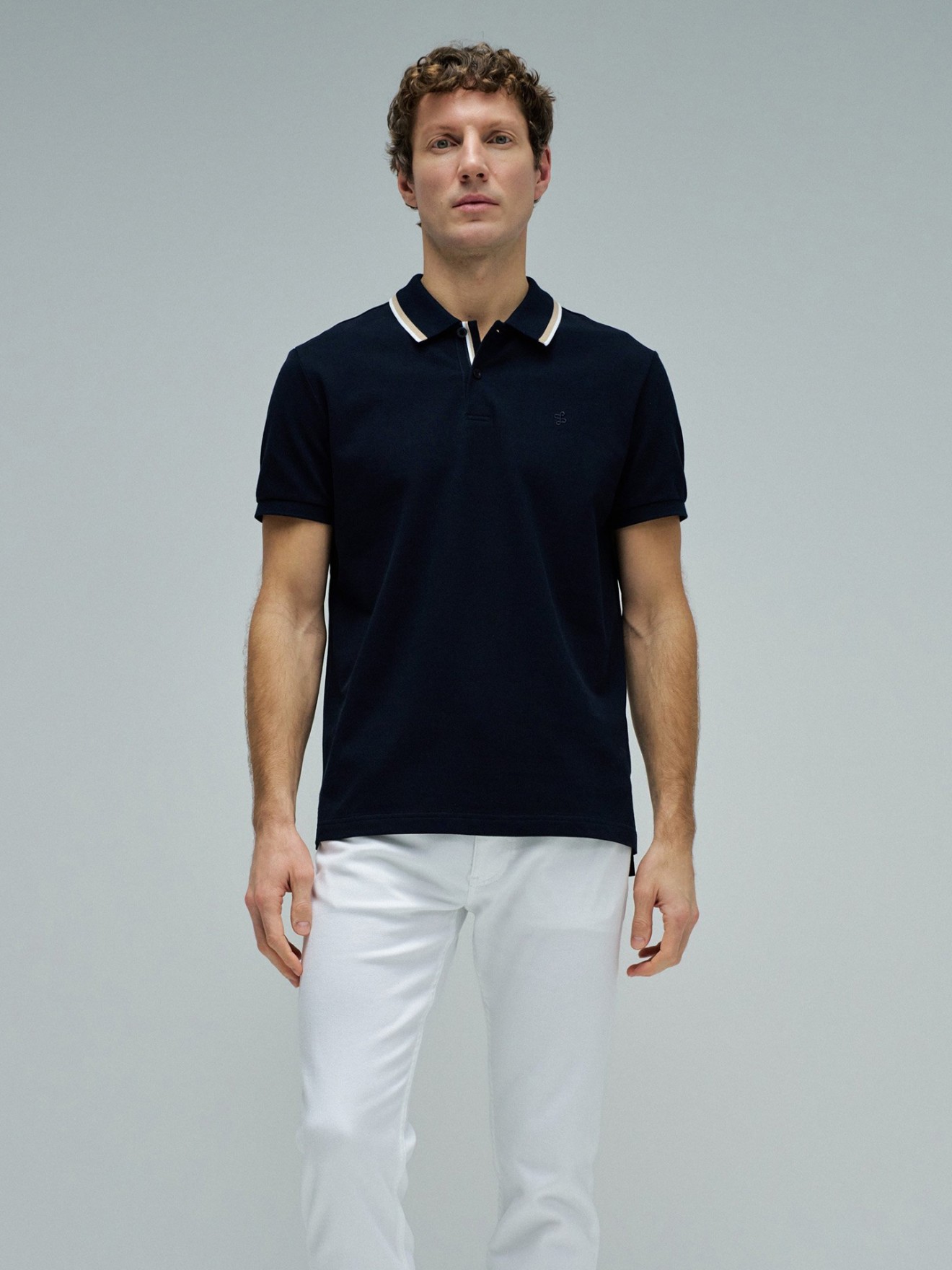Polo com Detalhe de Riscas no Colarinho