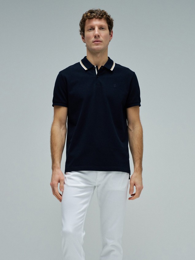 Polo com Detalhe de Riscas no Colarinho