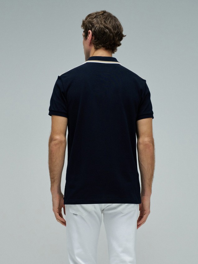 Polo com Detalhe de Riscas no Colarinho