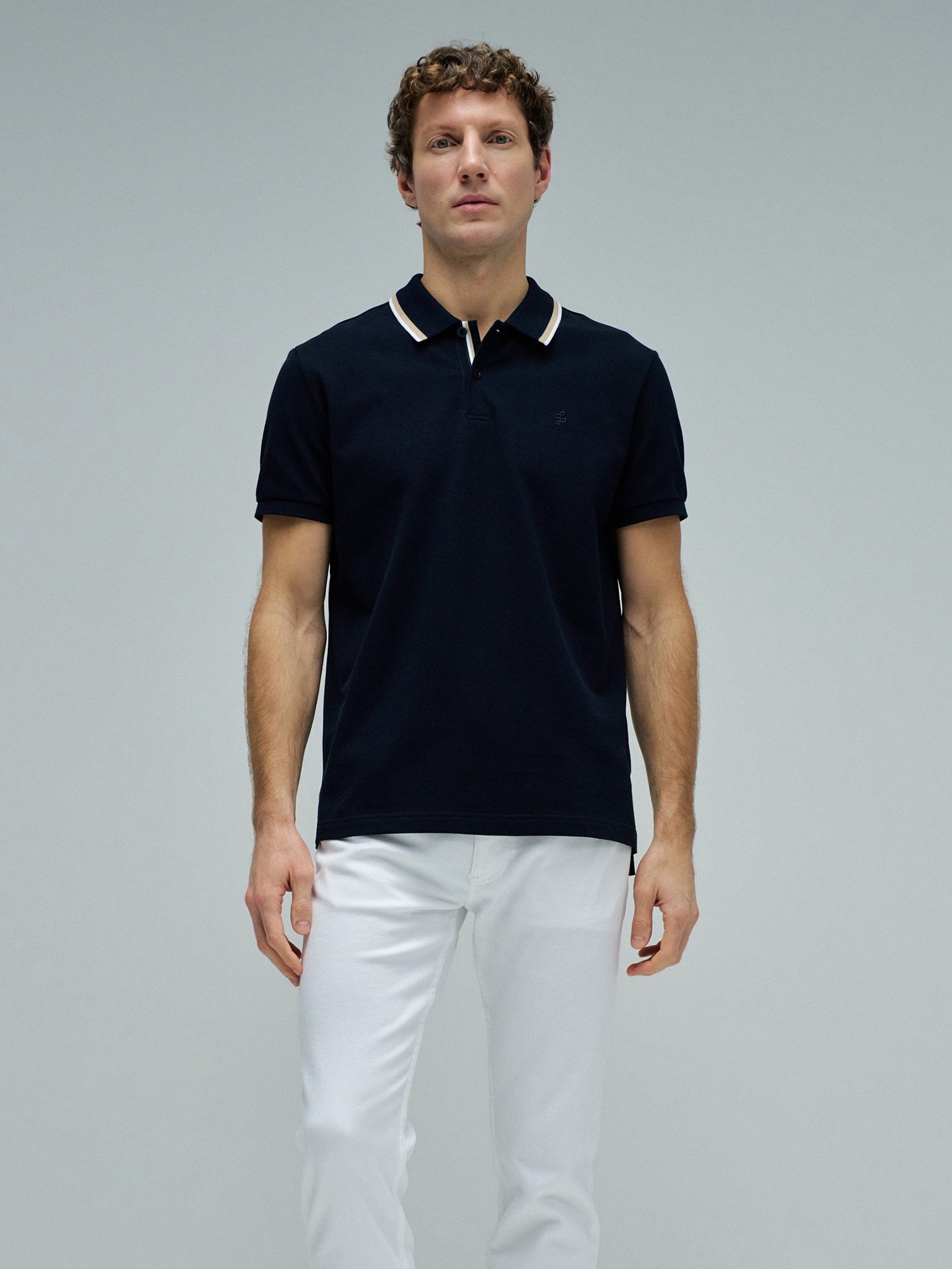 Polo com Detalhe de Riscas no Colarinho