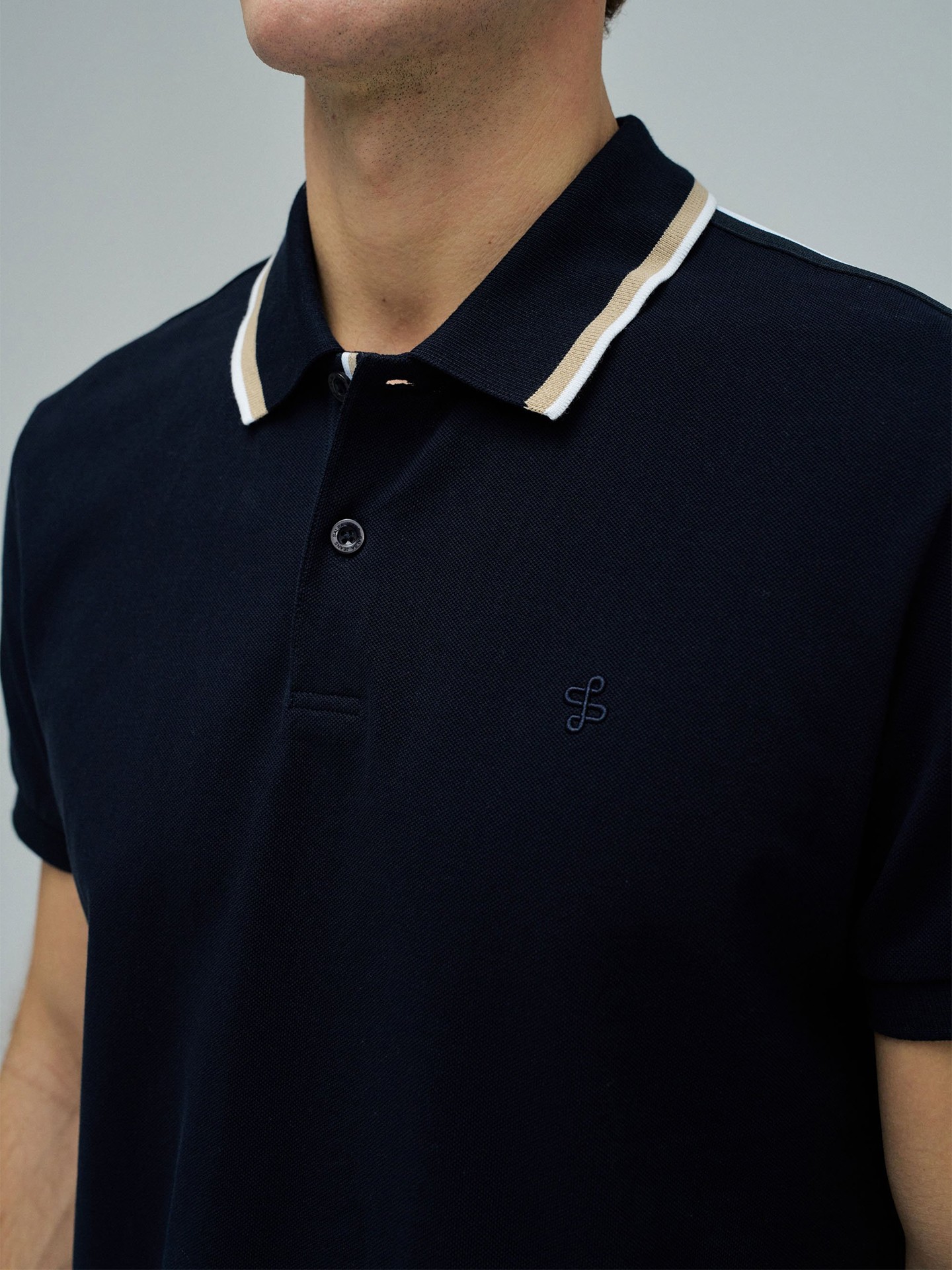 Polo com Detalhe de Riscas no Colarinho